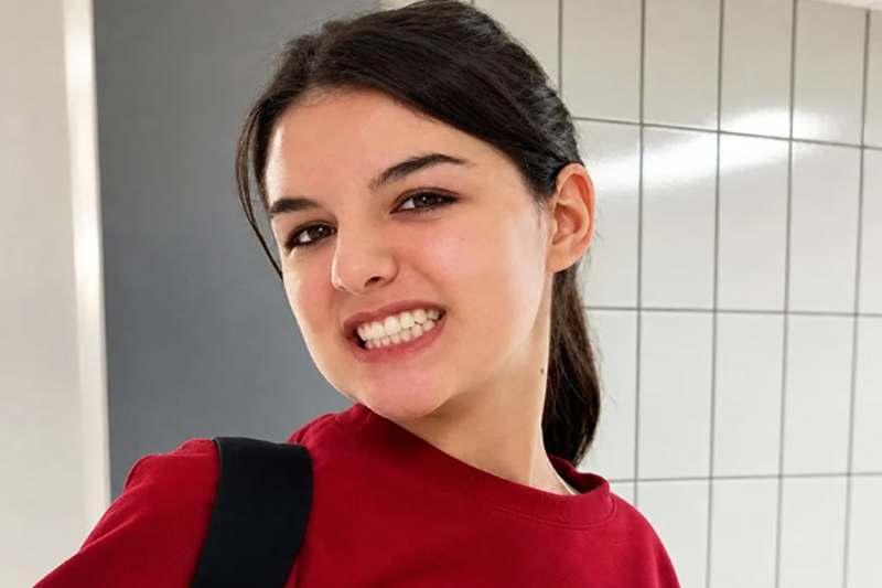 Suri Noelle retirou o sobrenome Cruise, do pai, Tom (Foto: Instagram/Reprodução)