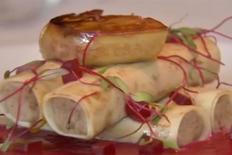 O foie gras é obtido com alimentação forçada de ganso ou pato (Imagem: Band TV/YouTube/Reprodução)
