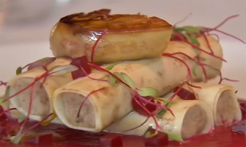 O foie gras é obtido com alimentação forçada de ganso ou pato (Imagem: Band TV/YouTube/Reprodução)