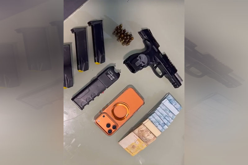 Arma e dinheiro foram apreendidos na operação em casa de investigado (Foto: PF/Divulgação)