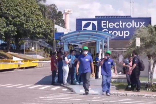 Funcionários da Electrolux saindo do local (Imagem: Reprodução/Facebook)