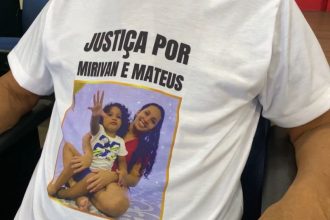 Familiares das vítimas vestiram camisa com fotos de mãe e filha e pediram justiça (Imagem: Reprodução/TJAM)
