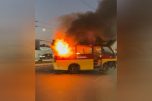 Micro-ônibus foi incendiado para fechar trecho de avenida em Manaus (Imagem: WhatsApp/Reprodução)