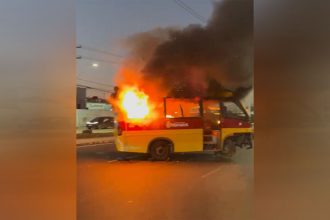 Micro-ônibus foi incendiado para fechar trecho de avenida em Manaus (Imagem: WhatsApp/Reprodução)