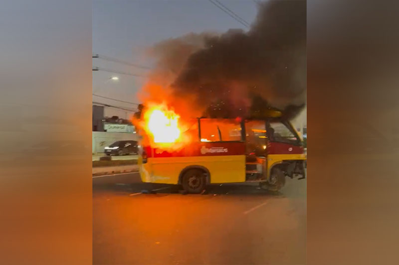 Micro-ônibus foi incendiado para fechar trecho de avenida em Manaus (Imagem: WhatsApp/Reprodução)