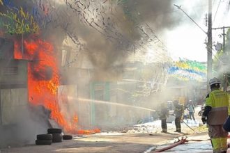 A borracharia ficou completamente destruída e e estrutura apresenta risco de desabamento (Foto: WhatsApp/reprodução)
