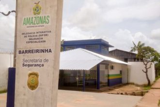 Segundo a polícia, o grupo serrou as grades da cela e usou uma rede para alcançar o teto da unidade (Foto: Arquivo/SSP-AM)