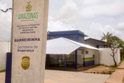 Segundo a polícia, o grupo serrou as grades da cela e usou uma rede para alcançar o teto da unidade (Foto: Arquivo/SSP-AM)