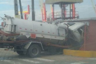 O motorista permaneceu consciente e recebeu os primeiros atendimentos no local (Foto: WhatsApp/Reprodução)