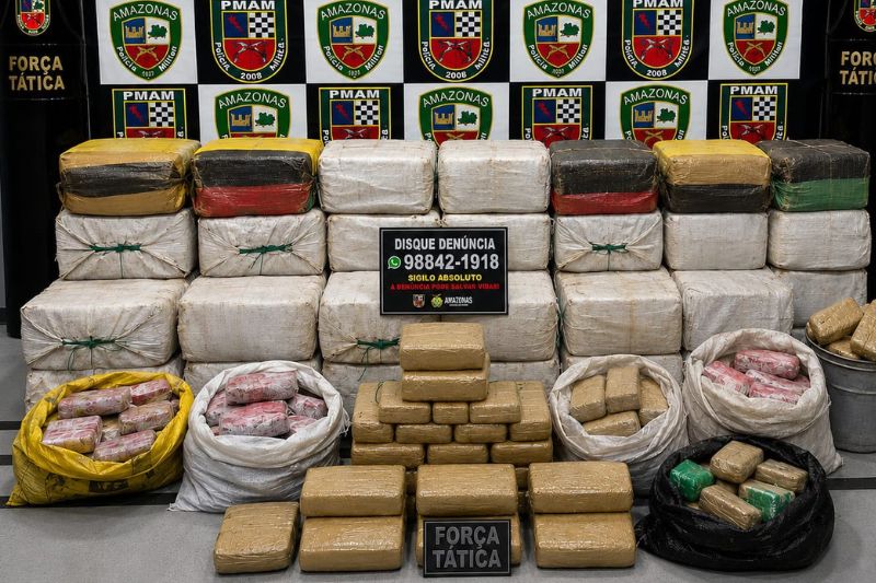 Uma 1,5 tonelada de drogas foi apreendida e um homem de 22 anos foi preso pela Força Tática da Polícia Militar (Foto: WhatsApp/Reprodução)