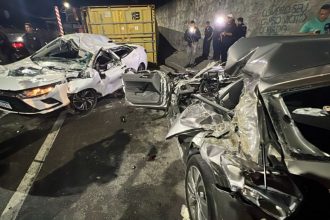 O veículo da mulher e outro carro se envolveram em uma colisão com a carreta (Foto: WhatsApp/Reprodução)