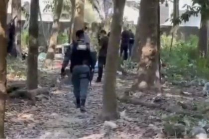 O corpo da vítima foi encontrado em um terreno (Foto: WhatsApp/Reprodução)