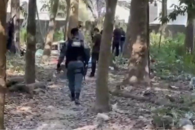 O corpo da vítima foi encontrado em um terreno (Foto: WhatsApp/Reprodução)