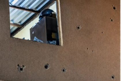 Os policiais que atenderam a ocorrência encontraram marcas de tiros na fachada e nas paredes do imóvel (Foto: WhatsApp/reprodução)