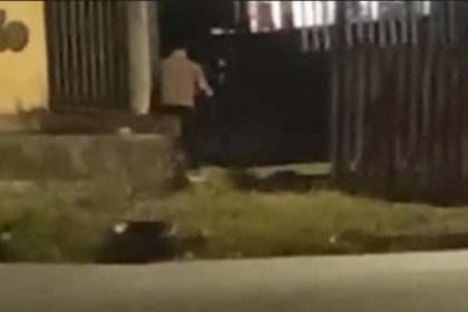 Vídeo mostra o momento em que o suspeito entra no bar e atira contra o comerciante (Foto: WhatsApp/reprodução)