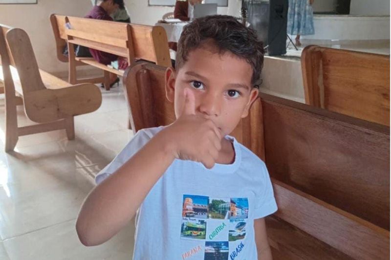 Raelyson da Silva, de 6 anos, foi ferido com uma faca nas costas durante um "castigo" do pai (Foto: WhatsApp/reprodução)