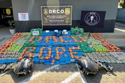 Tabletes de cocaína estavam em dois barcos. Traficantes também, tinham armas de fogo (Foto: WhatsApp/PM-AM/reprodução)