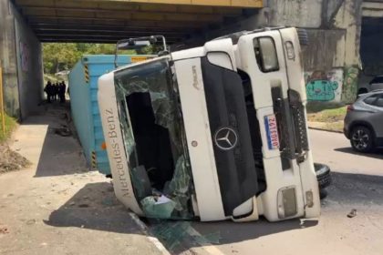 Com a batida, a cabine quebrou e o motorista conseguiu sair do veículo (Foto: WhatsApp/reprodução)