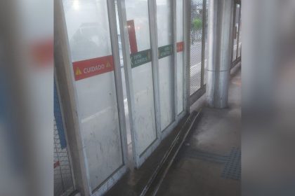 Porta de estação danificada (Foto: Divulgação/IMMU)