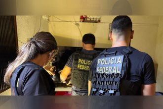 Agentes federais inspecionam casa de suspeito de exploração sexual infantojuvenil (Foto: PF/Divulgação)