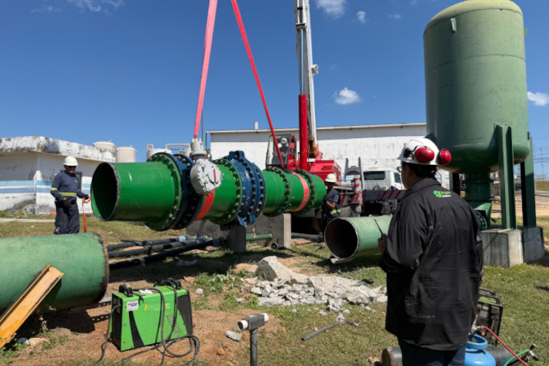 Válvula é instalada em estação de tratamento de água: abastecimento interrompido (Foto: Águas de Manauis/Divulgação)
