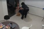 Momento em que aluno ataca o professor com uma faca (Imagem: câmera de monitoramento/Reprodução)