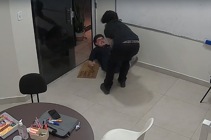 Momento em que aluno ataca o professor com uma faca (Imagem: câmera de monitoramento/Reprodução)