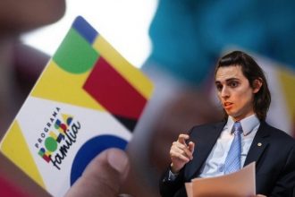 Deputado Amom Mandel acionou MPAM e MPF para apurar denúncia de cobrança para facilitar o Bolsa Família em Manaus (Foto: Divulgação)