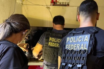 Agentes federais recolhem material na casa do suspeito na Operação Amparo (Foto: PF/Divulgação)