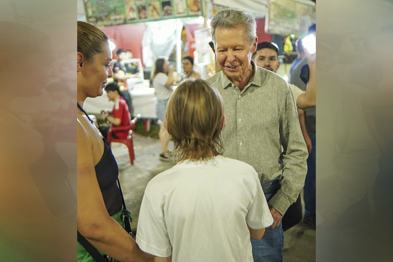Arthur Neto conversa com jovem: candidato promete destinar recursos para ampliar assistência a pessoas autistas (Foto: Assessoria/Divulgação)
