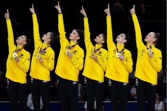 Atletas brasileiras conquistaram ouro inédito na ginástica rítmica ()Imagem: GE/YouTube/Reprodução)