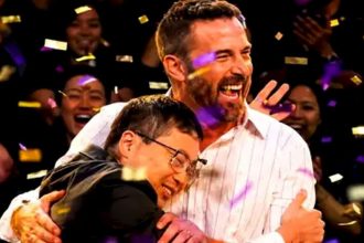 Ator Ben Affleck com o amigo Jamie Ding ao ganharem prêmio em programa de TV (Imagem: YouTube/Reprodução)