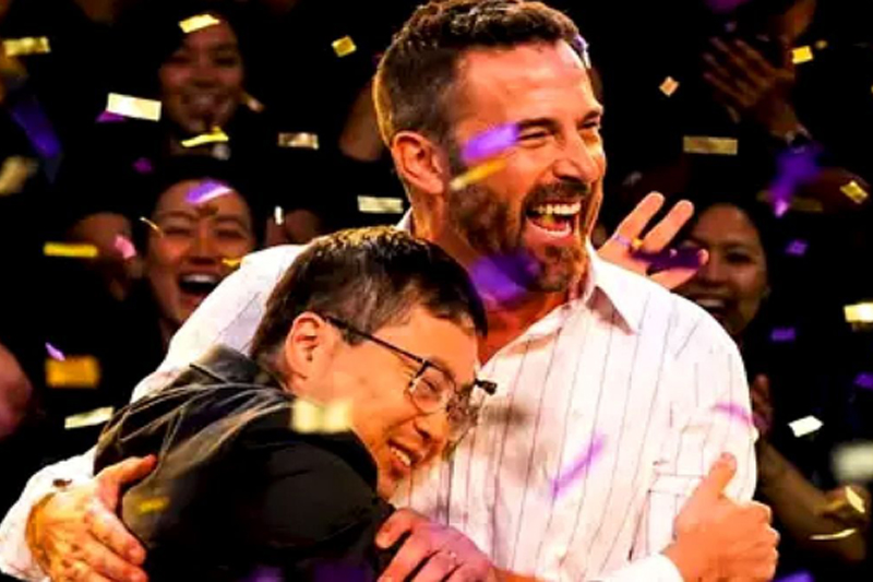 Ator Ben Affleck com o amigo Jamie Ding ao ganharem prêmio em programa de TV (Imagem: YouTube/Reprodução)