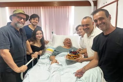Ator Mauro Mendonça com filhos e netos no hospital: tratamento de saúde (Foto: @rosamariamurtinho/Instagram/Reprodução)