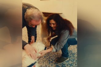Atriz Letícia Sabatella e o marido, Daniel Dantas, com o cão Bertoldo (Imagem: Instagram/Reprodução)