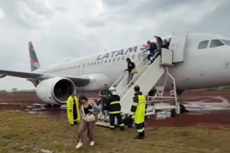 Avião da Latam ficou atolado na lama (Imagem: WhatsApp/Reprodução)