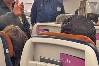Homem se recusou a deixar o avião e foi retirado à força por agentes federais (Imagem: YouTube/Reprodução)