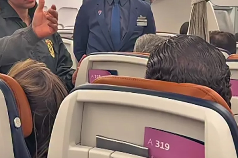 Homem se recusou a deixar o avião e foi retirado à força por agentes federais (Imagem: YouTube/Reprodução)