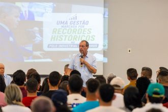 Omar em conversa com trabalhadores: promessas para ampliar oferta de emprego e o parque industrial de Manaus (Foto: Tadeu Rocha/Divulgação)