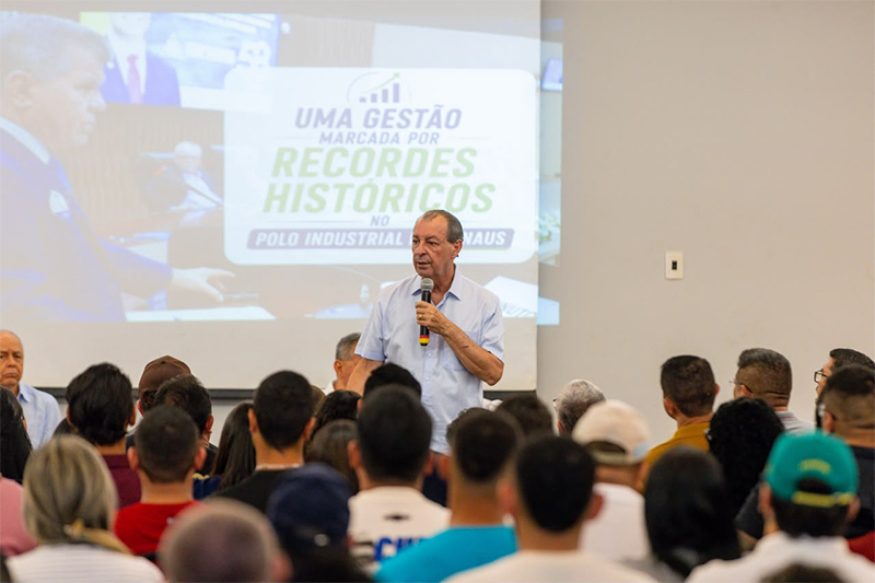 Omar em conversa com trabalhadores: promessas para ampliar oferta de emprego e o parque industrial de Manaus (Foto: Tadeu Rocha/Divulgação)