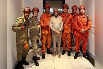 Tietagem: cantor Gilberto Gil com os bombeiros após o resgate: (Foto: Corpo de Bombeiros/RJ)