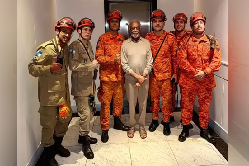 Tietagem: cantor Gilberto Gil com os bombeiros após o resgate: (Foto: Corpo de Bombeiros/RJ)
