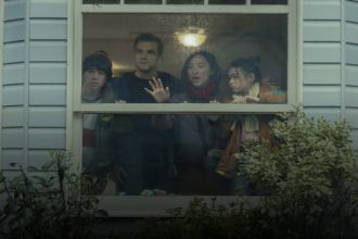 Wagner Moura e Greta Lee em cena de 'A Última Casa'; filme mais assistido da Netflix (Imagem: Netflix/Reprodução)