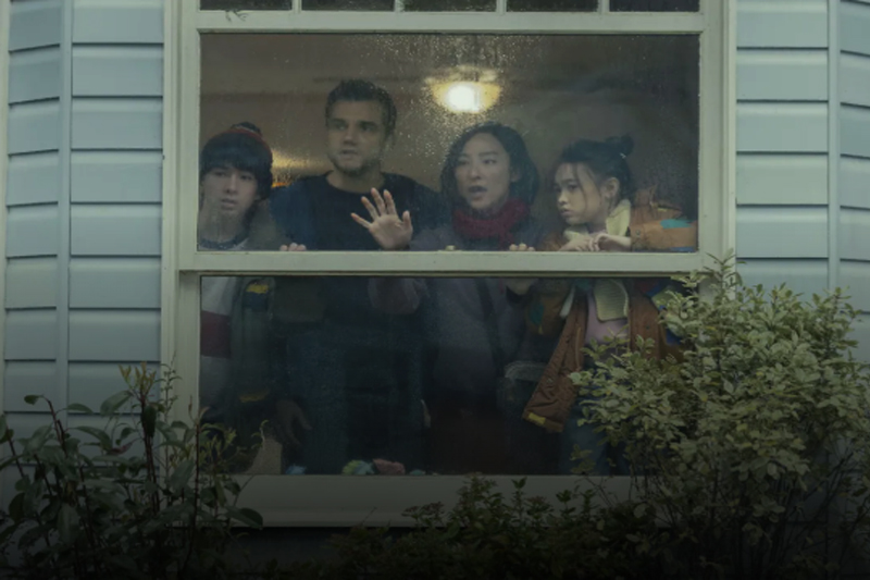 Wagner Moura e Greta Lee em cena de 'A Última Casa'; filme mais assistido da Netflix (Imagem: Netflix/Reprodução)