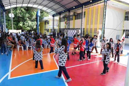 Alunos da Escola Fueth Paulo Mourão: experiência sensorial com música e dança (Foto: Divulgação)