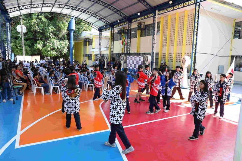 Alunos da Escola Fueth Paulo Mourão: experiência sensorial com música e dança (Foto: Divulgação)
