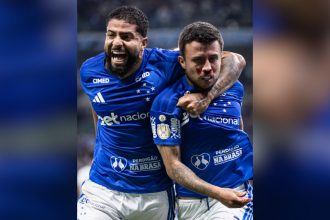 Matheus Henrique (com nariz sangrando) abriu o placar para o Cruzeiro (Foto: Gustavo Aleixo/Cruzeiro)