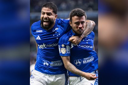 Matheus Henrique (com nariz sangrando) abriu o placar para o Cruzeiro (Foto: Gustavo Aleixo/Cruzeiro)