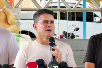 Nas imagens, o ex-prefeito de Manaus, David Almeida (Avante), associa as obras à candidatura ao governo (Foto: Divulgação)