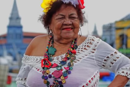 Dona Odete tem 87 anos e trata uma infecção (Imagem: YouTube/Reprodução)